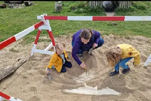 montima-sprachschatz-entwickeln-unterwegs-als-montessori-reisefamilie-ausgrabung