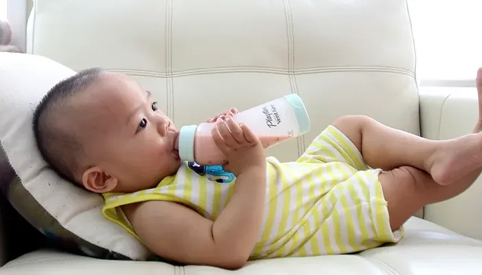 Infantiles-Schluckmuster–Wenn-Kinder-zu-lange-aus-der-Babyflasche-trinken-montima-sprachschatz-entwickeln