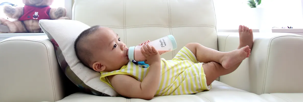 Infantiles-Schluckmuster–Wenn-Kinder-zu-lange-aus-der-Babyflasche-trinken-montima-sprachschatz-entwickeln